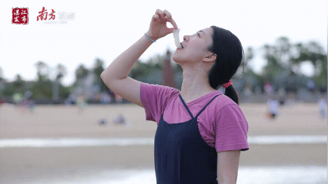 食客享用鱼脍。郭龙碧 摄