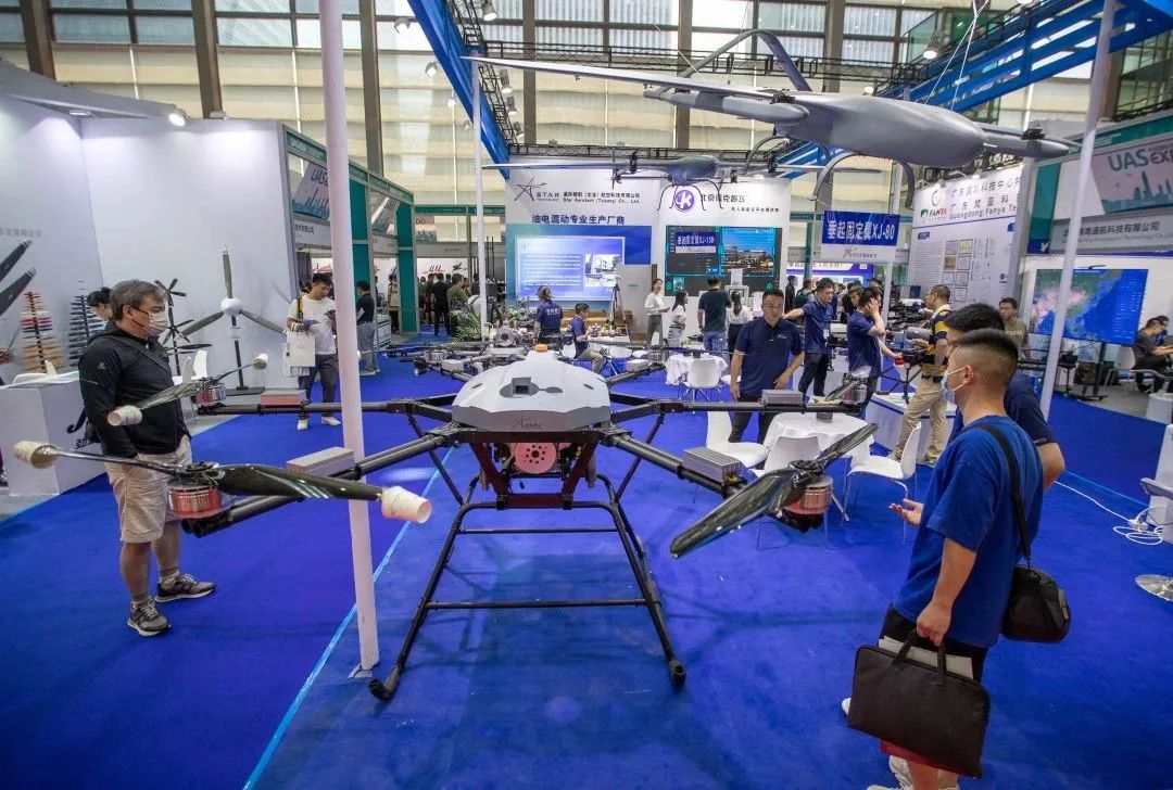 2023第七届世界无人机大会深圳现场，3000余架无人机参展亮相。深圳特区报记者 赖犁 摄