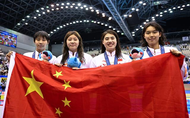 女子4×100米自由泳接力决赛,杨浚瑄(右一),张雨霏(右二),吴卿风(右三