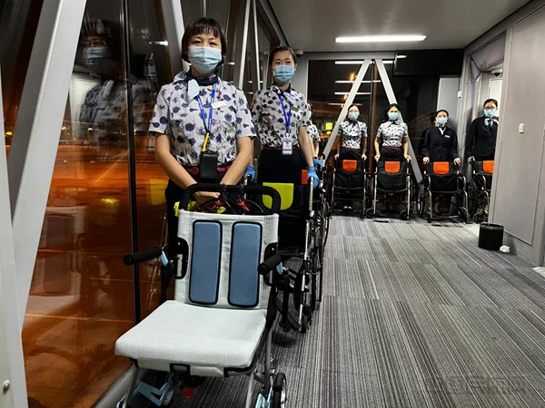 地服工作人员为旅客准备好轮椅(本文图片均由岳兴国,汪沛沛,殷圻拍摄)