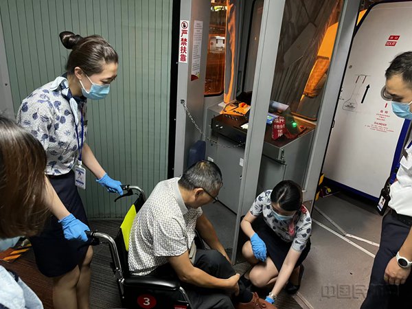 东航江西分公司保障轮椅旅客下飞机