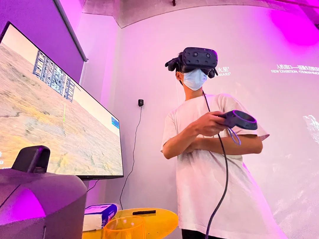 通过VR技术为市民创造一个沉浸式元宇宙体验空间。深圳特区报记者 胡蕾 摄