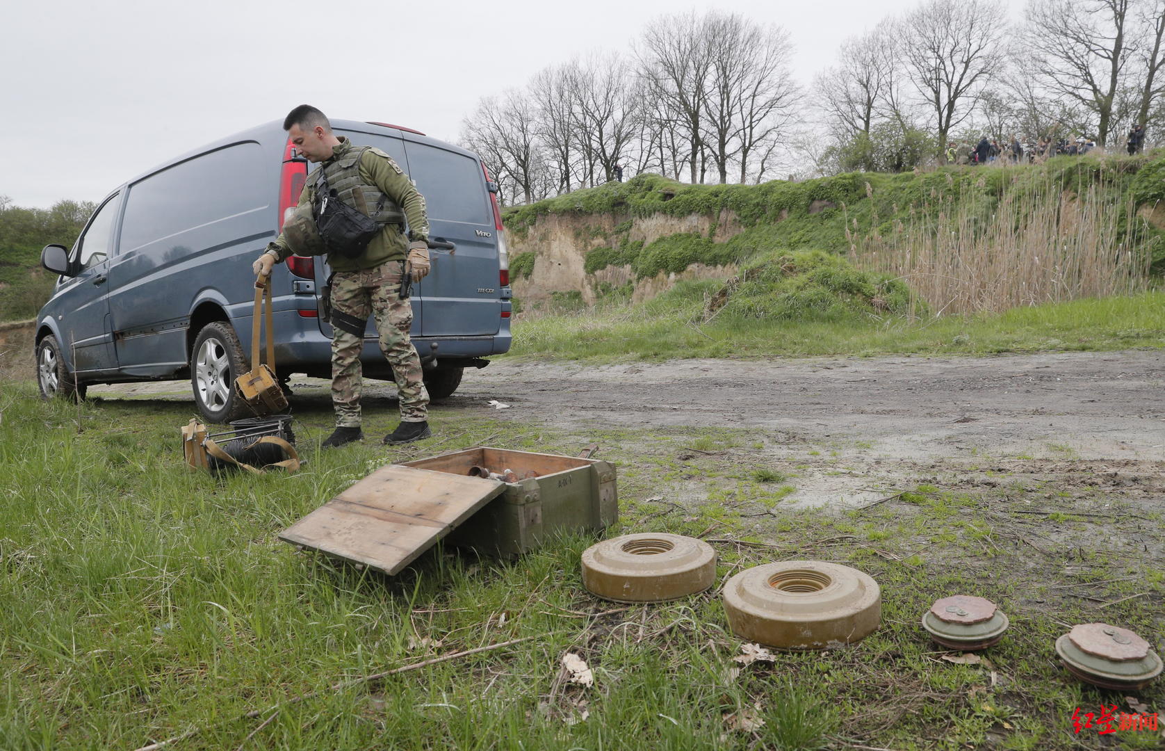 ▲乌克兰工兵开展排雷工作 据ICphoto