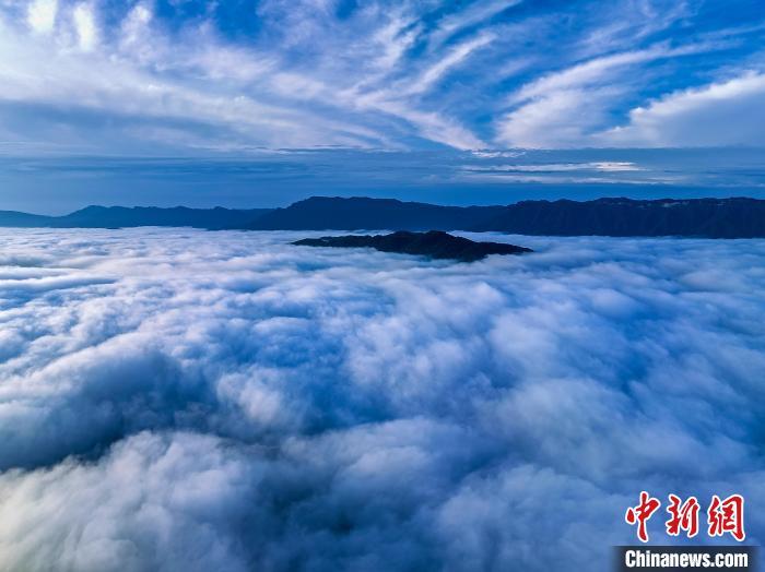 云雾缭绕山间犹如仙境.曹礼达 摄