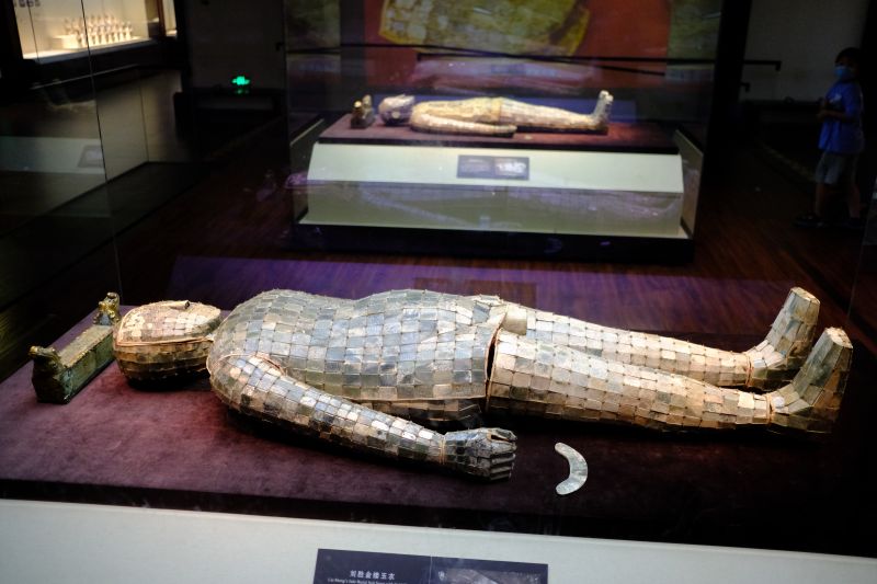 满城汉墓出土刘胜金缕玉衣 .河北日报 记者赵杰摄