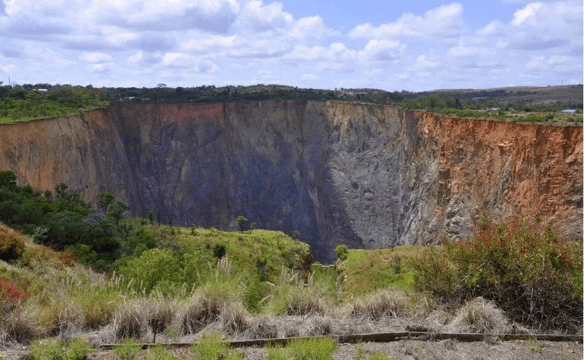 图：南非“库里南”钻石矿坑