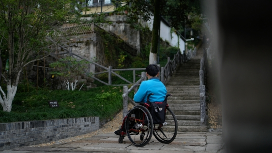 图为高德研发无障碍轮椅导航功能，让肢体残障人士更方便出行。