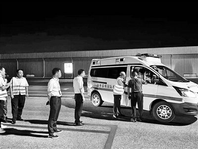 救护车辆于机位前就位待命