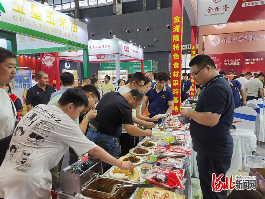 7月21日，2023中国（河北）餐饮产业博览会上，参展者试吃预制菜。 河北日报记者 李冬云摄