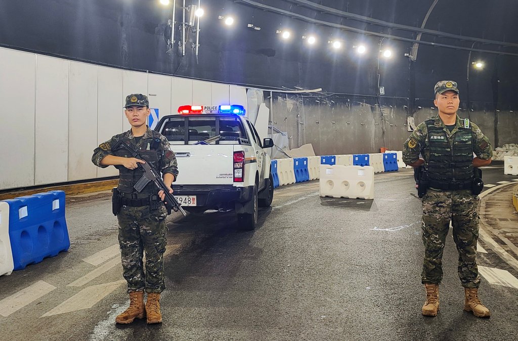 武警巡逻官兵现场警戒.武警重庆总队执勤第一支队供图