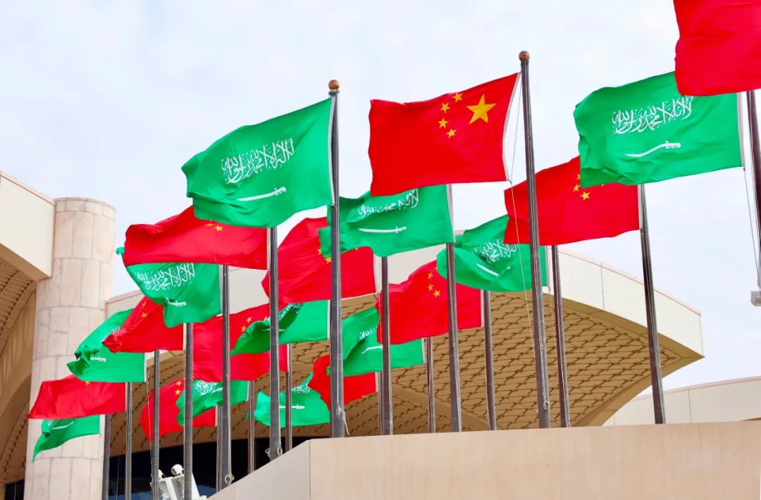 2022年12月6日在沙特阿拉伯首都利雅得拍摄的中沙两国国旗(新华社