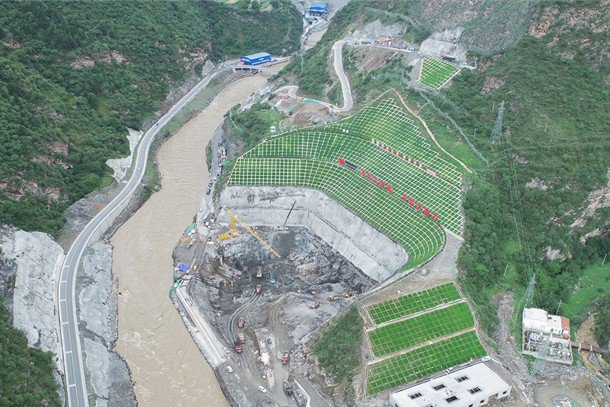 图为绰斯甲水电站厂房施工全景