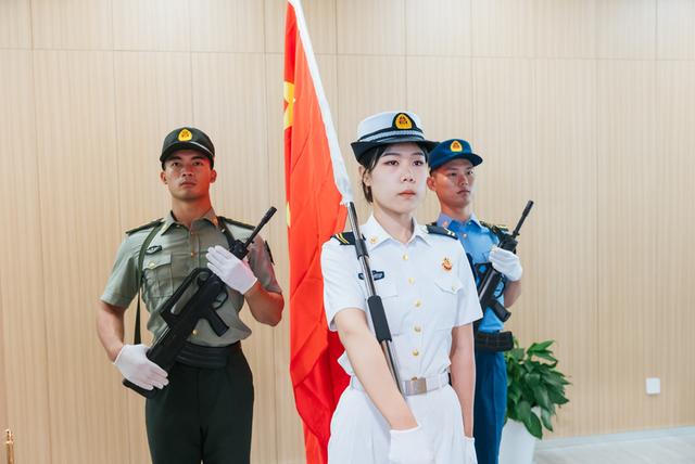 一身白色夏季常服,海军臂章,敬礼军姿!