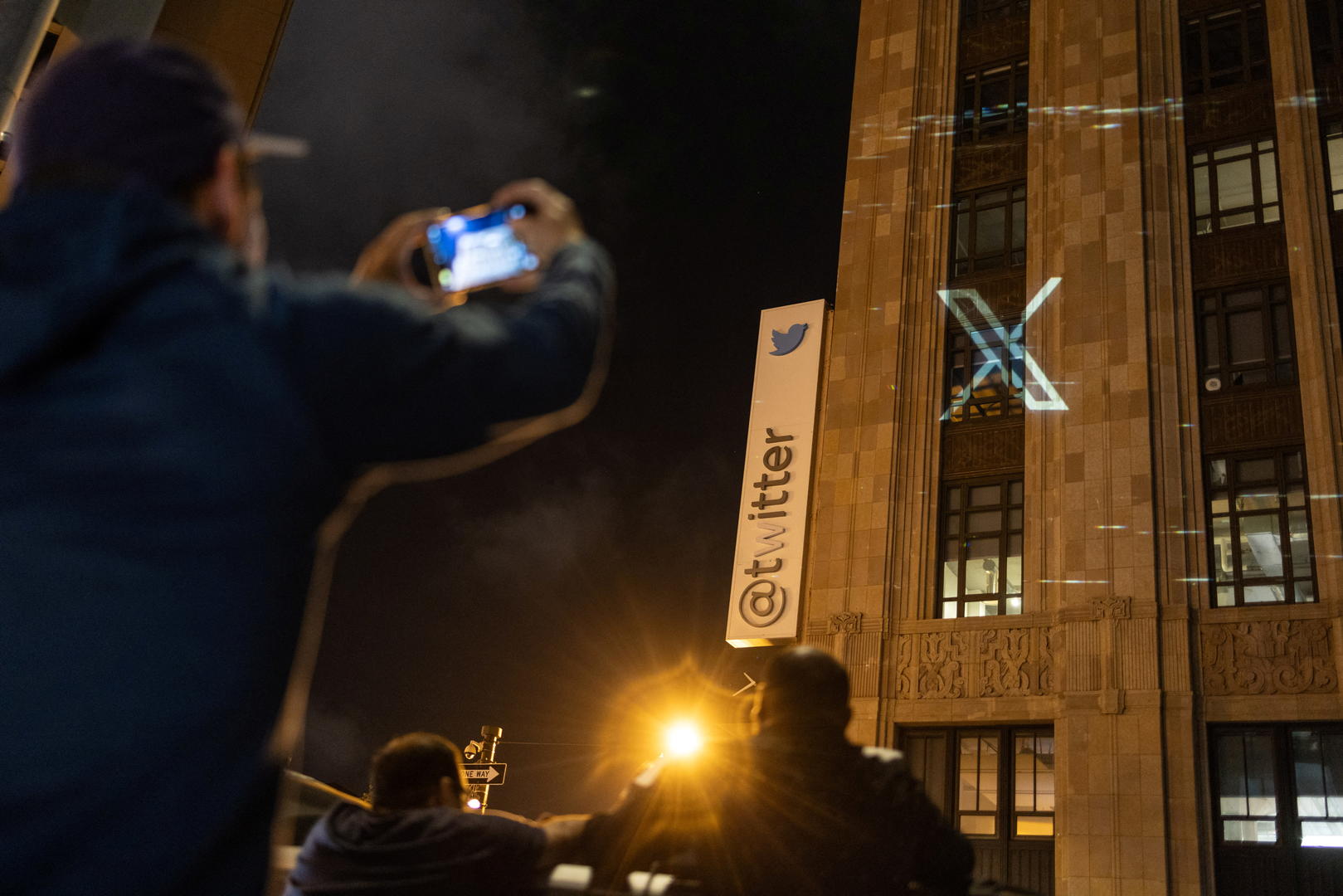 ▲推特新图标“X”被投射到其总部大楼上 据ICphoto