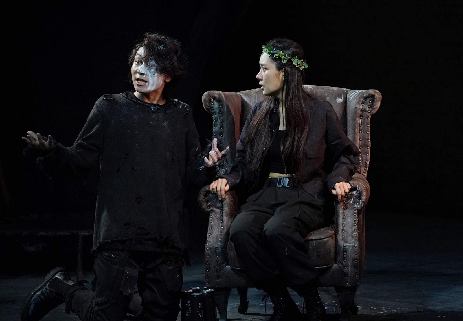人艺新排小剧场话剧《哈姆雷特》首演,"暗黑"舞台传递年轻人的先锋
