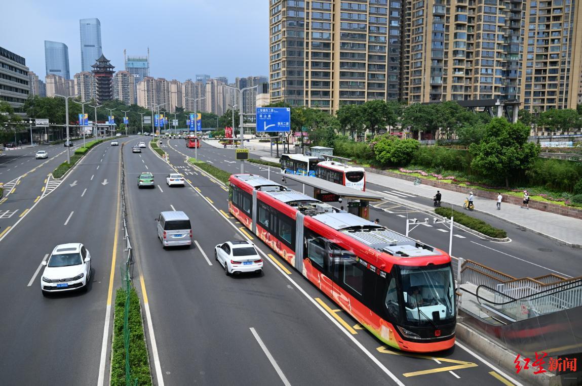 速度更快空间更大行驶更平稳新一代智轨列车亮相成都