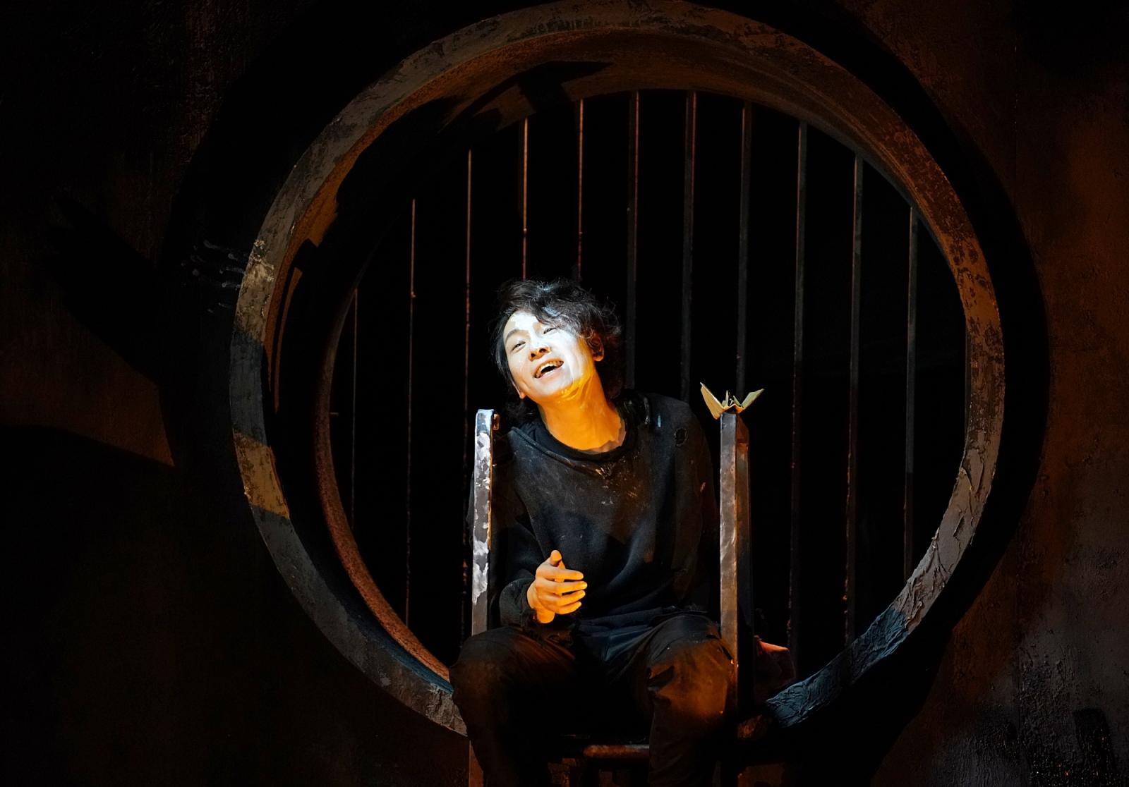 人艺新排小剧场话剧《哈姆雷特》首演,"暗黑"舞台传递年轻人的先锋
