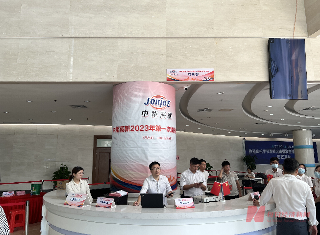 前台工作人员&nbsp;&nbsp;图片来源:每经记者 王帆 摄