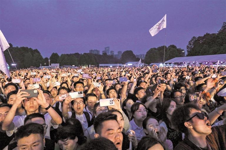 音乐节现场人潮涌动. 通讯员 郝涌智 摄