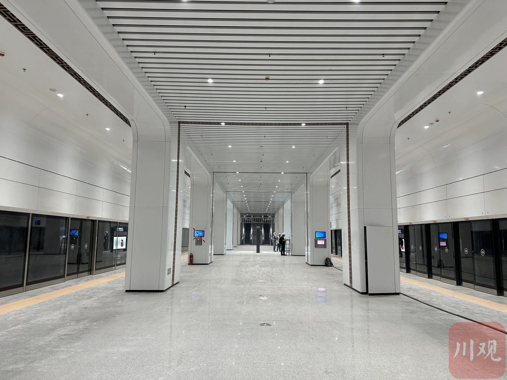 成宜高铁天府机场站宽阔的站台.
