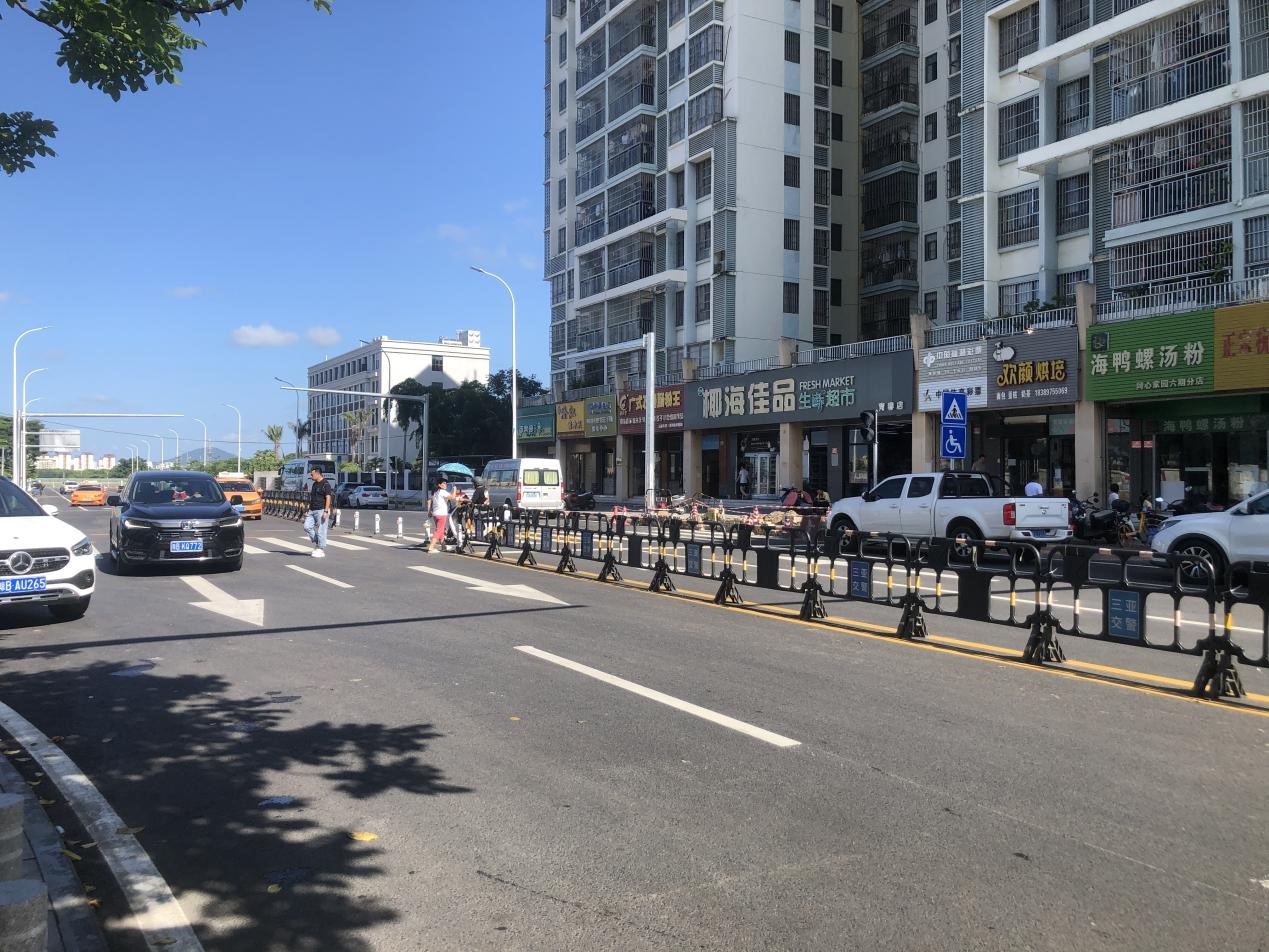 三亚市交警支队完成了育新路同心家园六期路段的中央隔离护栏安装工作