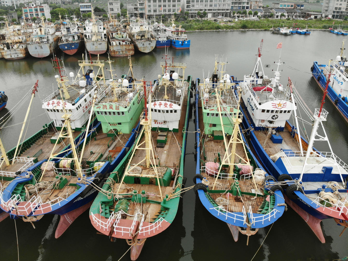 7月23日,浙江省台州市路桥区金清镇,渔船停靠内港防御台风 据ic