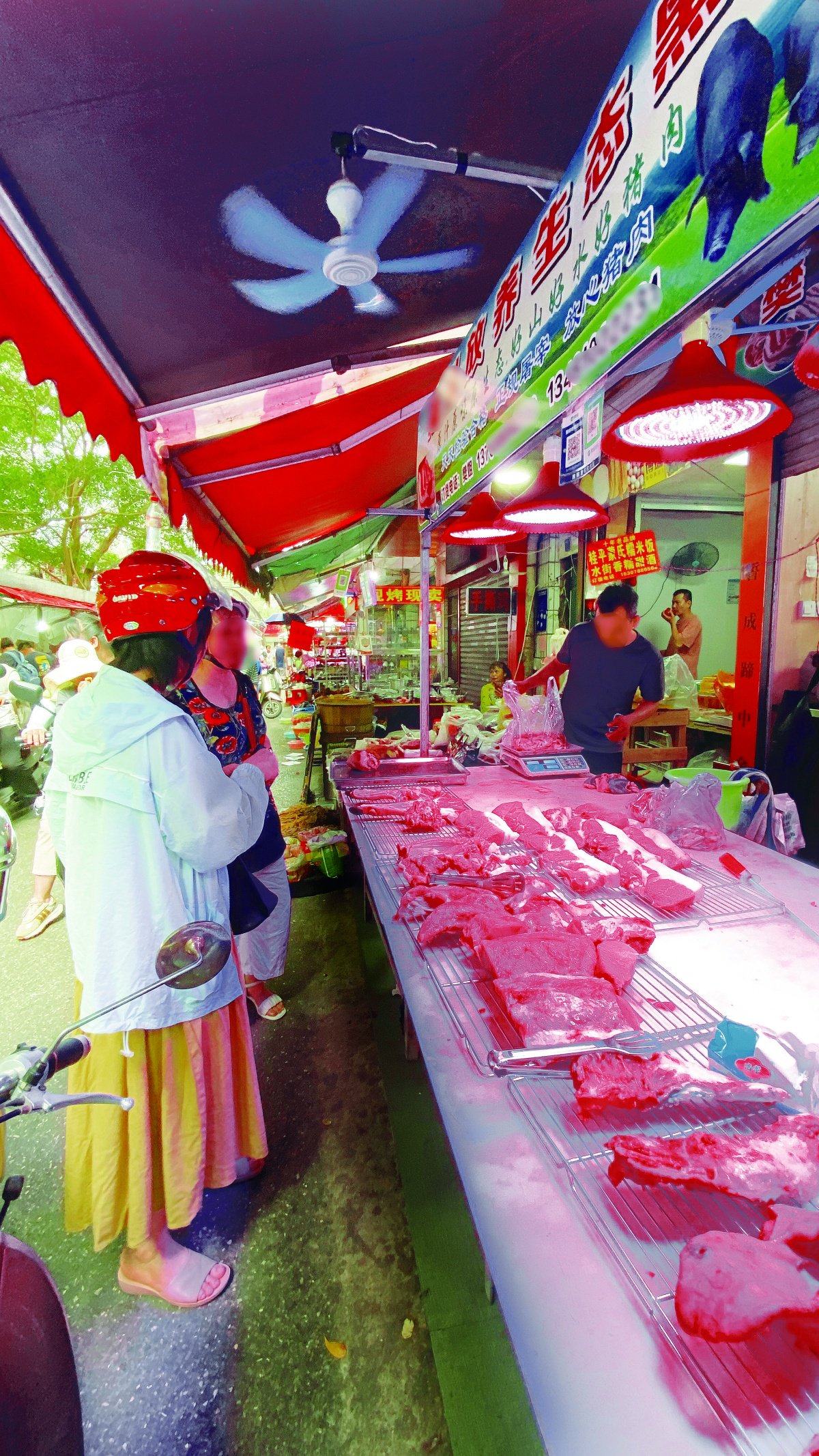 "生鲜灯"一照,猪肉显得格外红润.记者 尹世斌摄