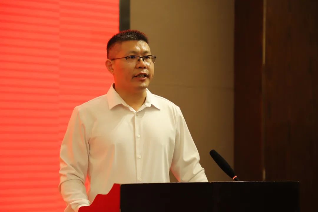 港口区委副书记,区长,经开区管委常务副主任李广斌见证签约并致辞.