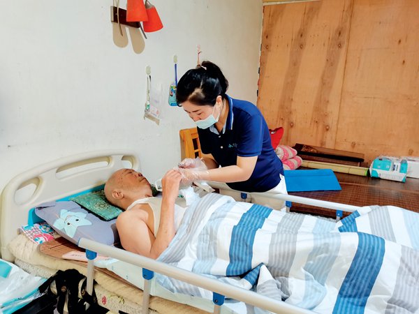 护理员照顾失能老人