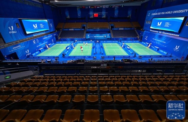 7月25日,中国代表团选手在双流体育中心体育馆进行羽毛球赛前训练.