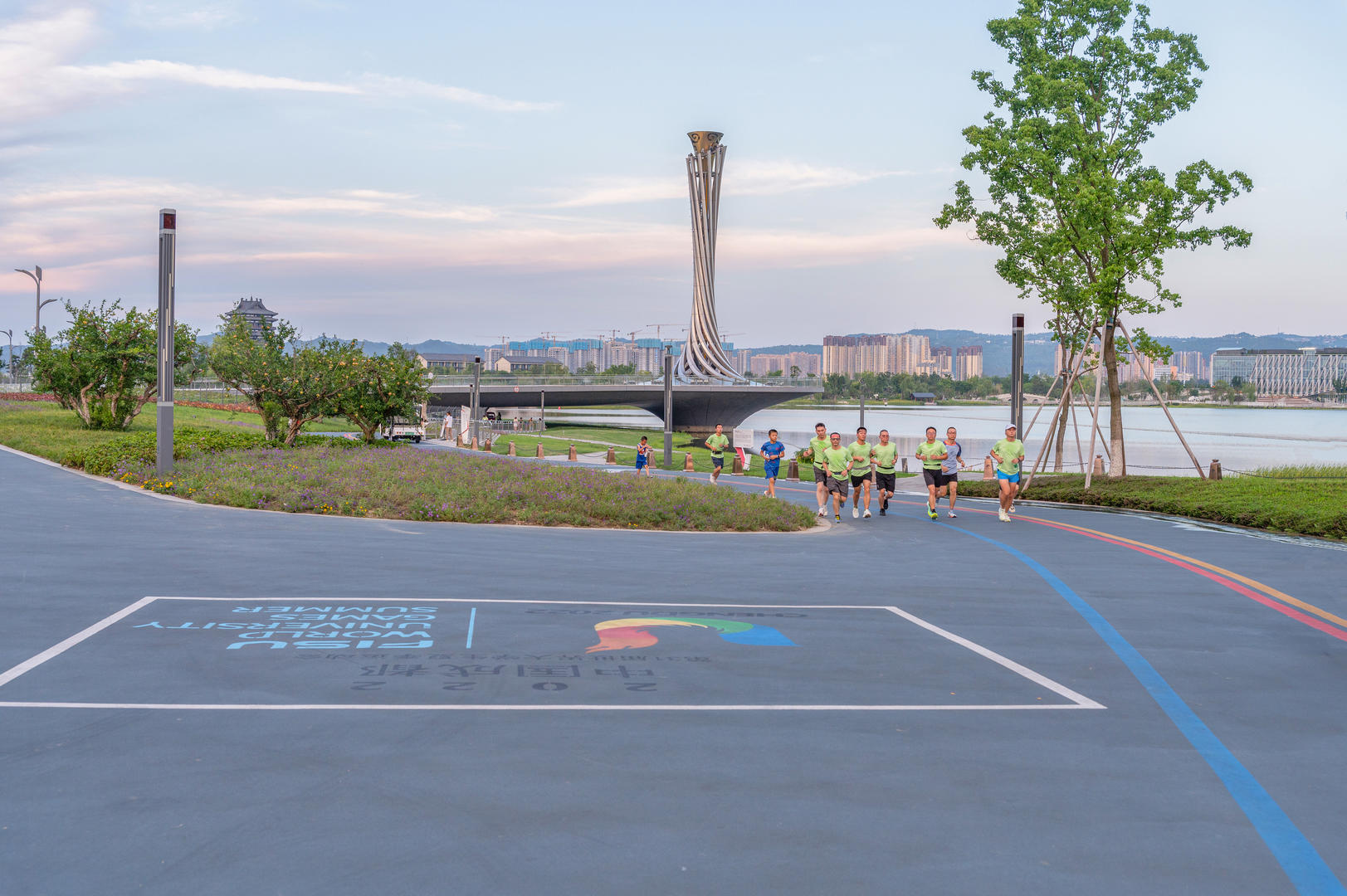 7月5日,跑步爱好者们在成都大运会核心场馆东安湖体育公园健身锻. .