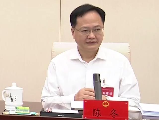 曾长期在福建省工作,曾任共青团福建省委书记,漳州市委副书记(正厅级)