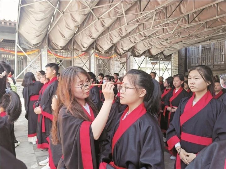 参加研学团的学生们体验入泮礼. 世纪明德西安公司供图