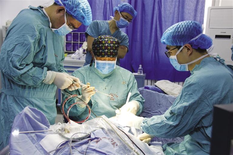 手术现场(省人民医院供图)