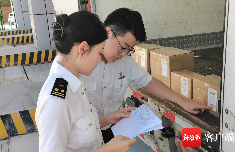 三亚机场海关工作人员在核查货物.记者 利声富 摄
