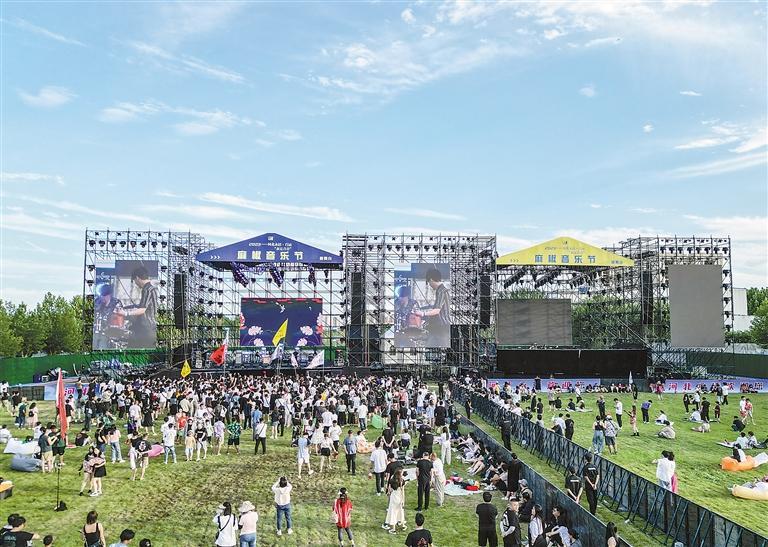 ①音乐节现场,一支乐队正在演唱. ②歌迷在一起合影.