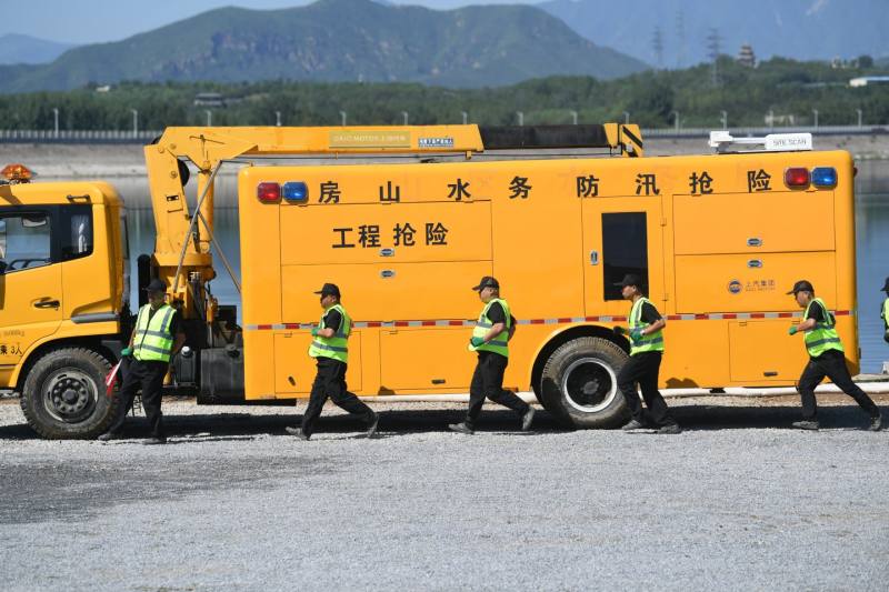 工程抢险车辆演练排水作业.新京报记者&nbsp;王颖&nbsp;摄