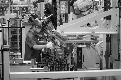 在山东省潍坊市，潍柴集团的工作人员在发动机生产线上工作。资料照片