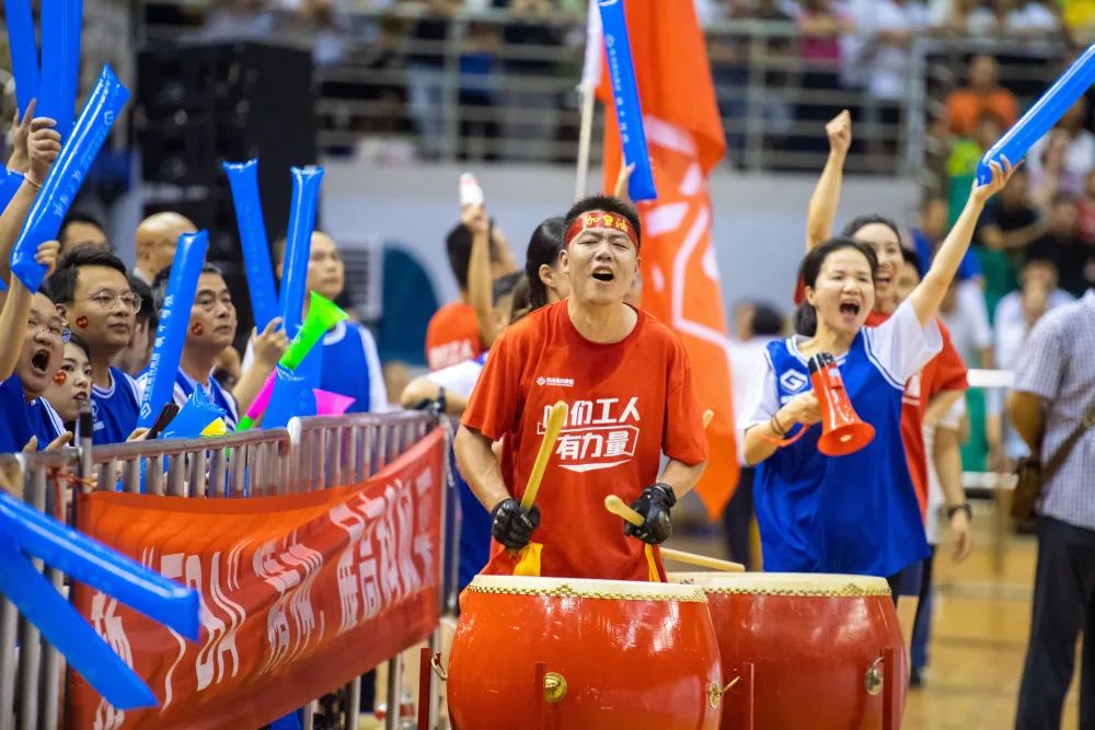 在株洲市全民健身服务中心篮球馆,高科集团拉拉队为球员们加油鼓劲