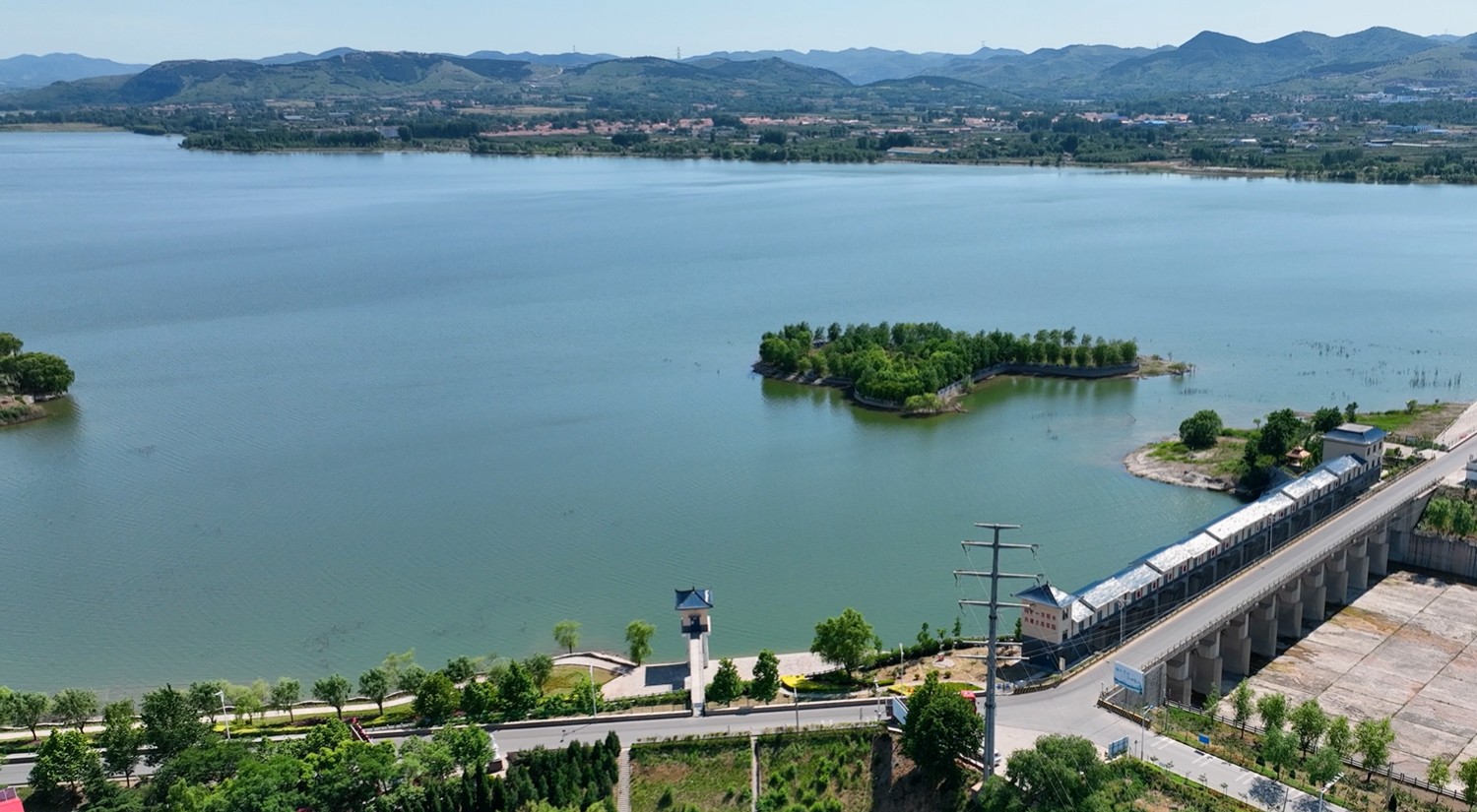 图为冶源水库青州市被誉为"中国花木之乡",年花卉交易额达110亿元.