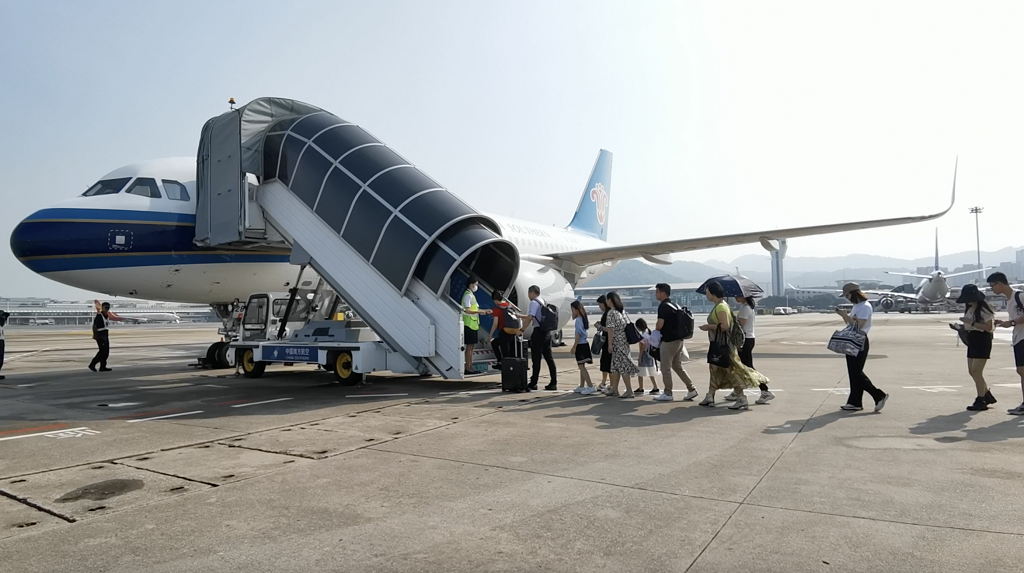 南航工作人员引导旅客有序登机.(南航供图 侯晨玺摄)