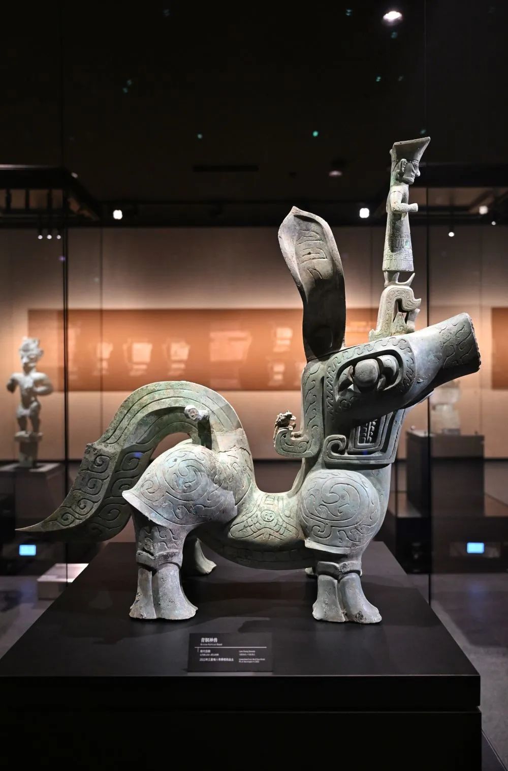 这是日前在三星堆博物馆新馆拍摄的青铜神兽.新华社记者 刘坤 摄