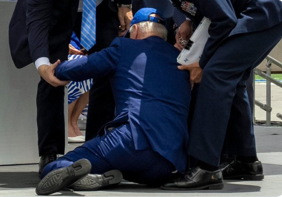 (拜登摔跤资料图,来源:社交媒体)