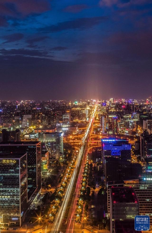 从龙泉山俯瞰成都市夜景(6月24日摄).