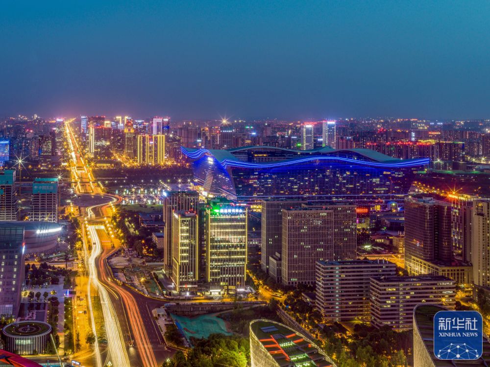 俯瞰夜色下的天府大道(7月2日摄).新华社发(王琦摄)