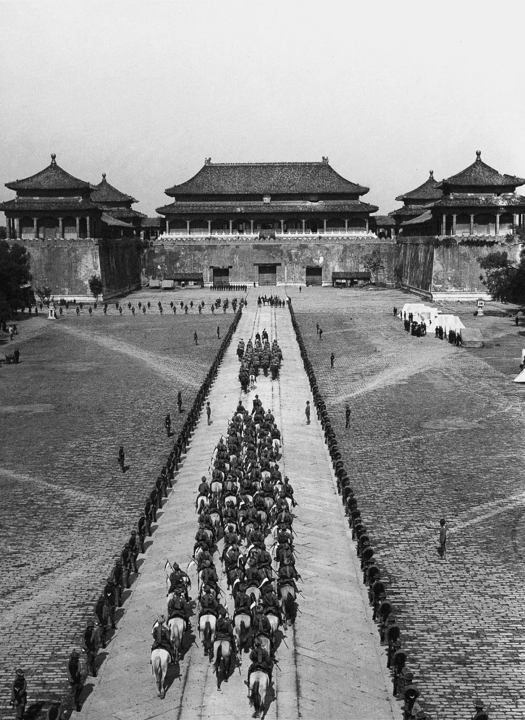 1900年8月14日,八国联军攻陷北京,德国陆军元帅瓦德西带领骑兵进入