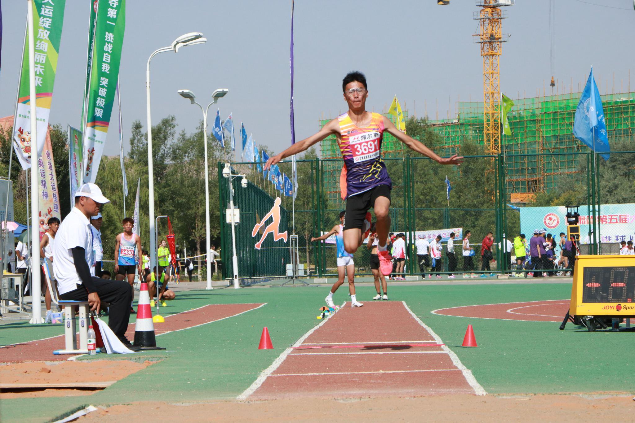 跳远运动员加速助跑 尹晓军 摄