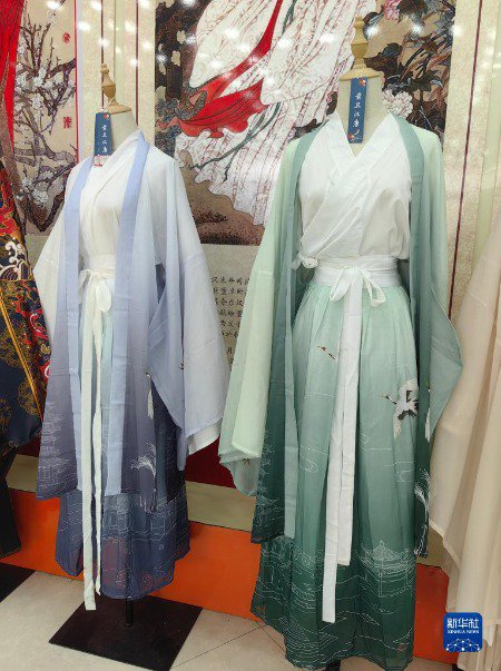 近年来,随着影视古装剧和短视频对汉服文化的宣传,山东曹县演出服生产