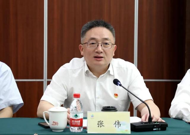 区委书记,区长张伟对市外办一直以来对长宁区经济社会发展的大力支持