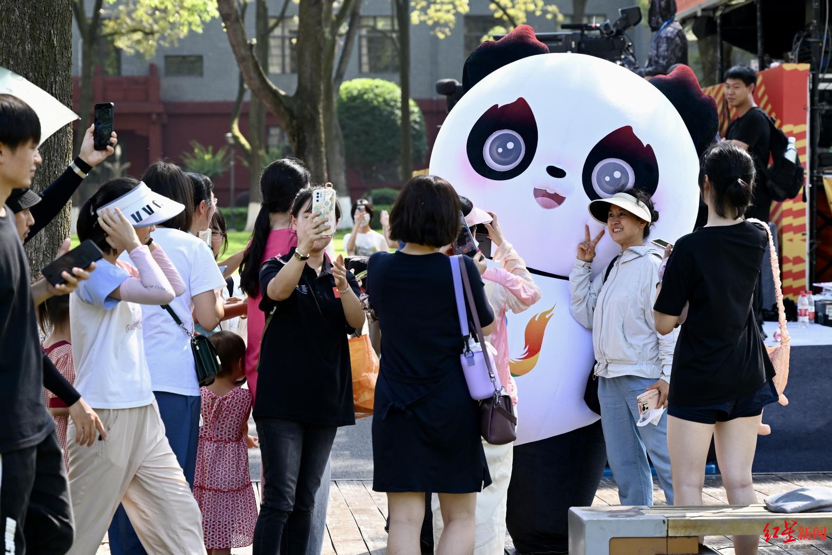 四川大学望江校区,大家纷纷与"蓉宝"人偶合影